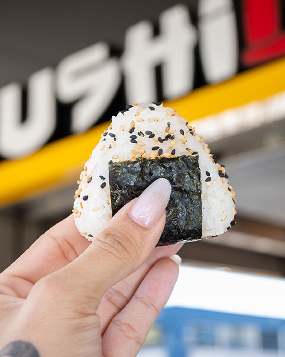 Onigiri fotografado em frente à unidade