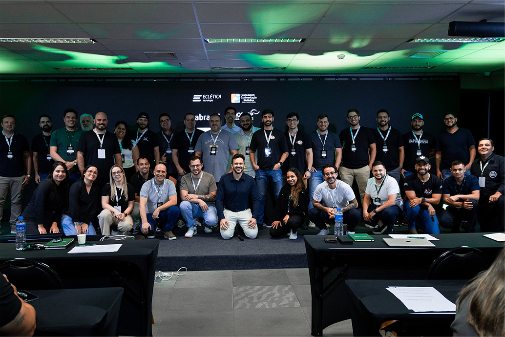 Equipe reunida em evento empresarial