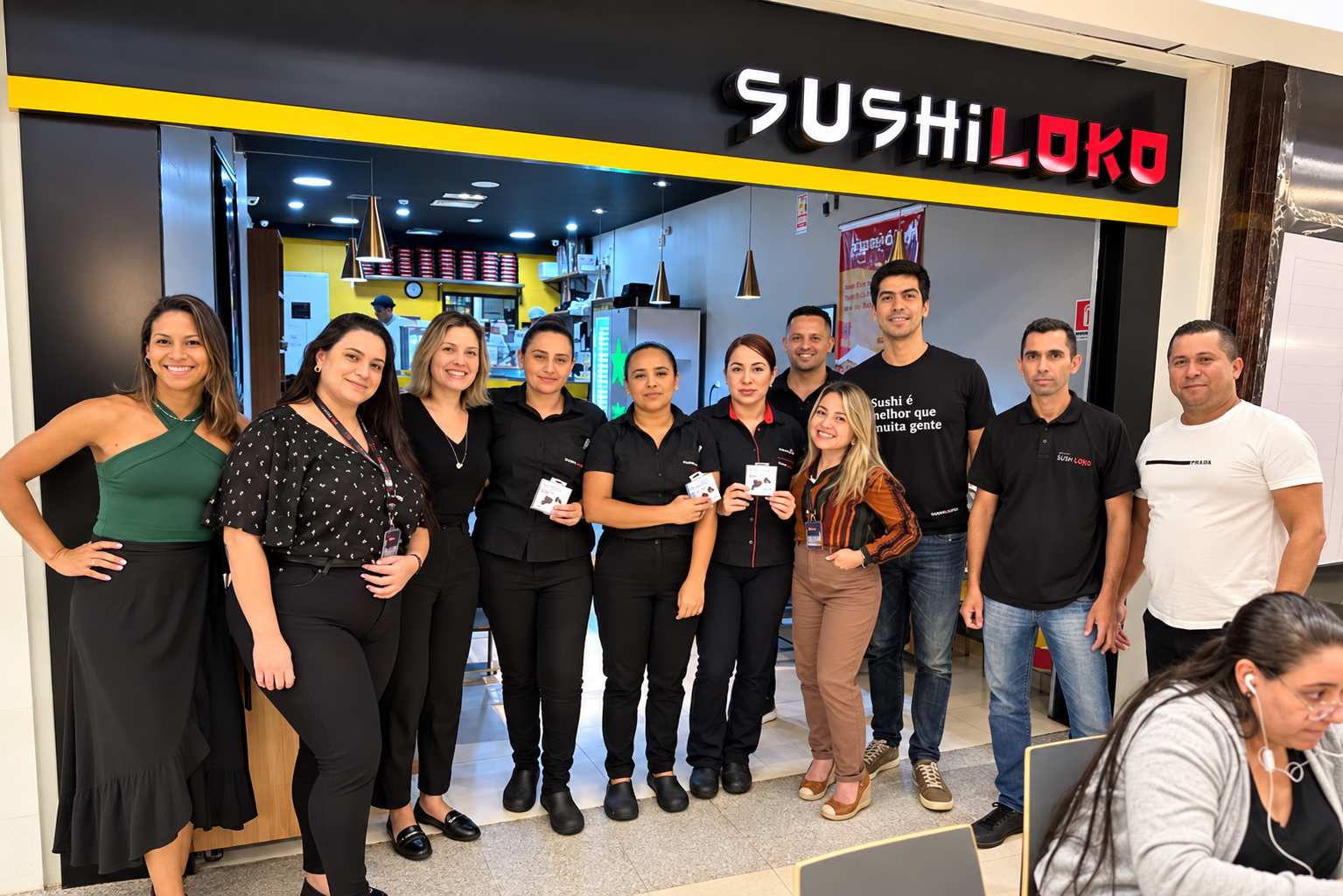 Equipe reunida em uma unidade Sushiloko